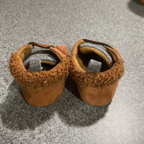 LIKE NEW 3-6mo booties - Picture 3 of 4